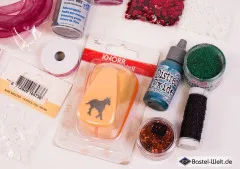 Detailausschnitt mit Embossingpulver, Pailletten, Rocailles-Perlen, Pferde-Motivstanze sowie Glitter in Grün und Kupfer.